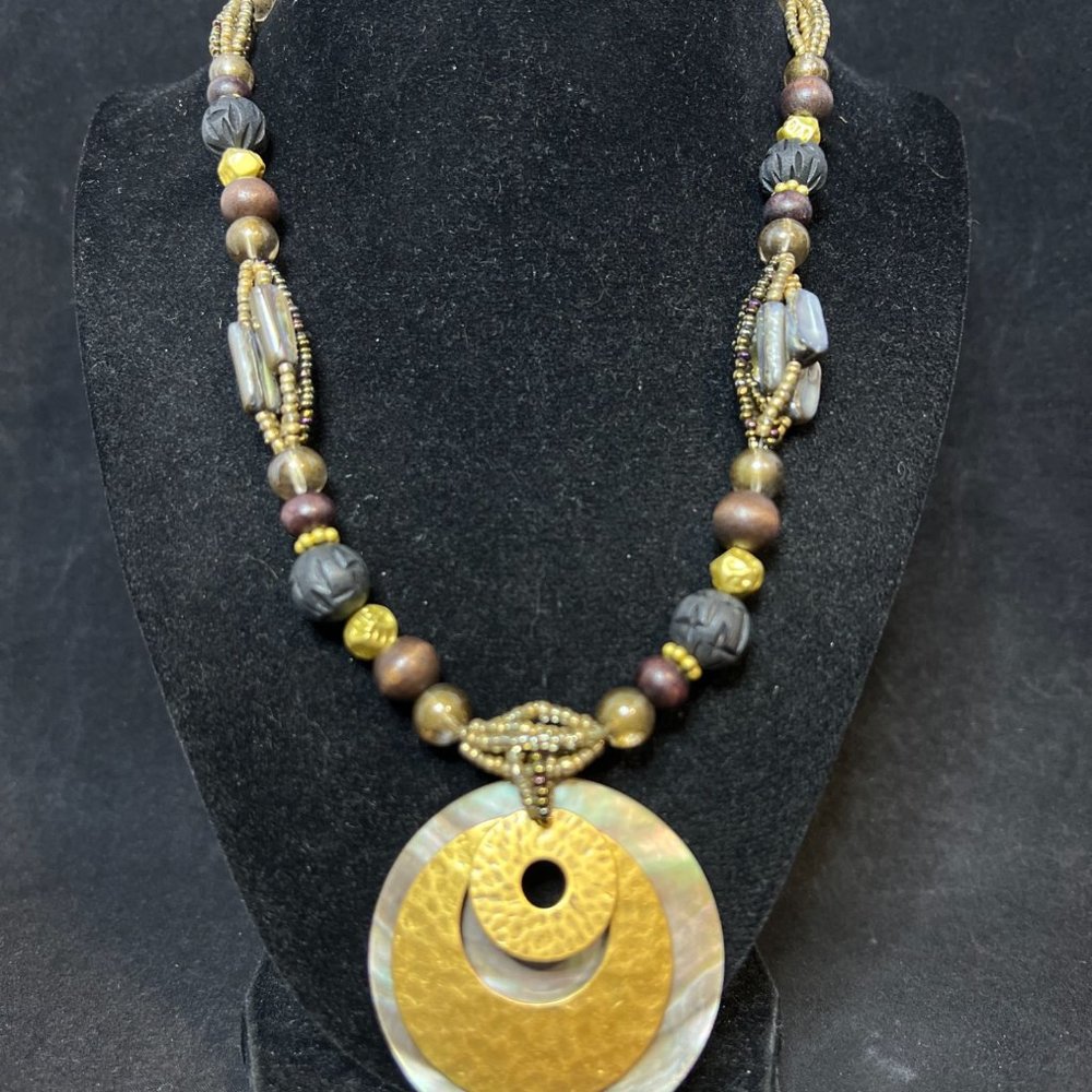 Cold Water Creek Gold Tone Abalone Shell Pendant Necklace (4119)